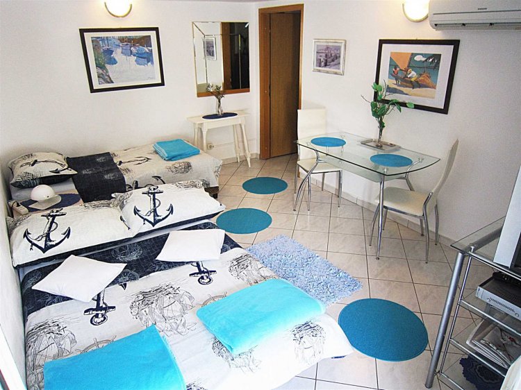 Jagoda studio 2+1 straga