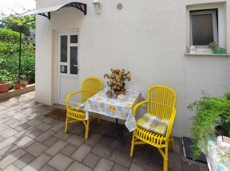 Apartment Garden house A2+1