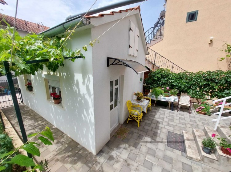 Apartment Garden house A2+1